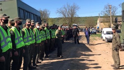 Волонтери, поліція та військові. На Одещині знайшли 4-річну дівчинку, яку шукали майже добу Волонтери, поліція та військові. На Одещині знайшли 4-річну дівчинку, яку шукали майже добу