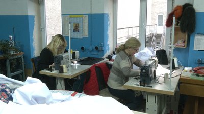 Раніше тут грали вистави, а зараз волонтери сортують допомогу. Репортаж з Франківського драмтеатру Раніше тут грали вистави, а зараз волонтери сортують допомогу. Репортаж з Франківського драмтеатру
