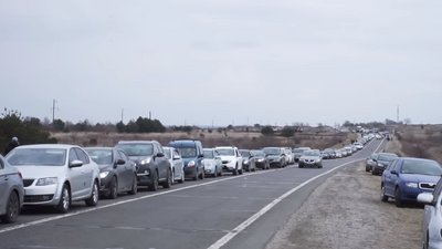 Біженці на кордоні з Польщею: 20-кілометрові затори та польові кухні. СУСПІЛЬНЕ | ВІДЕОНОВИНИ