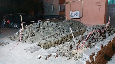 У Львові чоловік впав у двометрову яму У Львові чоловік впав у двометрову яму