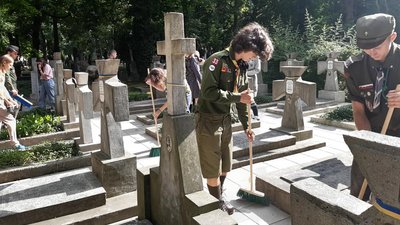 Рівненські пластуни прибирали могили українців у Польщі