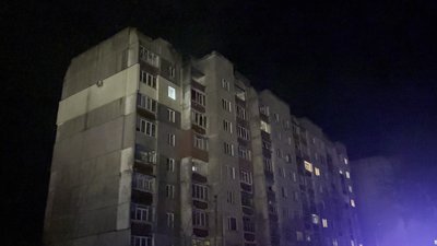Російський дрон влучив у багатоповерхівку в Чернігові