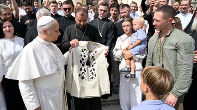 папа римський лев, роман демуш, Священник з Тернополя передав Папі Римському вишиванку