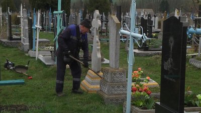 Працівники міської ритуальної служби всього обслуговують 28 цвинтарів. Усі їх повинні прибрати до поминальних днів