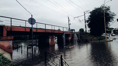 Вулицю Анкудінова в Ужгороді знову затопило Вулицю Анкудінова в Ужгороді знову затопило
