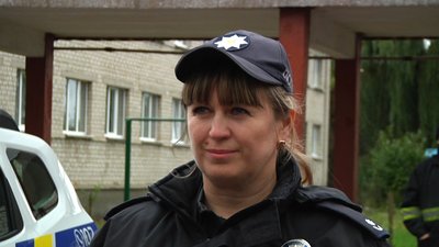 У Житомирі поліцейські та рятувальники провели уроки для дітей з вадами слуху У Житомирі поліцейські та рятувальники провели уроки для дітей з вадами слуху