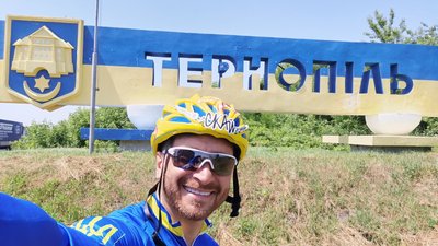 Під час велопробігу містами України фронтмен гурту "Скай" приїхав до Тернополя