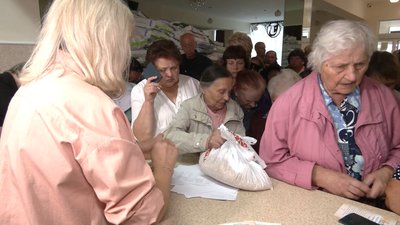 Як у Рівному роздають безкоштовні сіль та горох від ООН