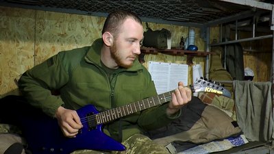 "Це більше ніж хобі". Військовий ЗСУ проводить вільний час з гітарою "Це більше ніж хобі". Військовий ЗСУ проводить вільний час з гітарою