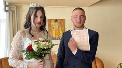 Весілля під обстрілами, а урочиста церемонія – в бібліотеці. Як херсонці довели, що кохання сильніше за війну Весілля під обстрілами, а урочиста церемонія – в бібліотеці. Як херсонці довели, що кохання сильніше за війну