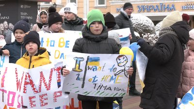 “Хочу слухати казки, а не сирени!”: як у Рівному мами з дітьми акцію влаштували
