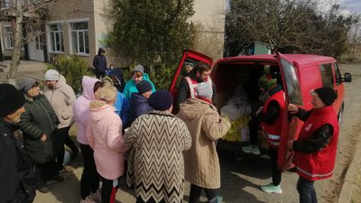 В Олешківській громаді Червоний Хрест роздав понад сто продуктових наборів нужденним