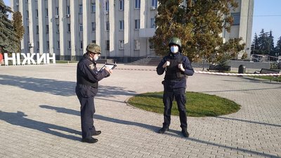 У Ніжині біля будівлі міськвиконкому знайшли підозрілий пакунок