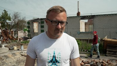 На Чернігівщині волонтери почали будувати будинок хлопчику, який продавав молоко, щоб вилікувати маму На Чернігівщині волонтери почали будувати будинок хлопчику, який продавав молоко, щоб вилікувати маму