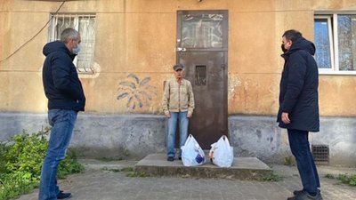 Представники ВО Свобода розносять пакунки Представники ВО Свобода розносять пакунки