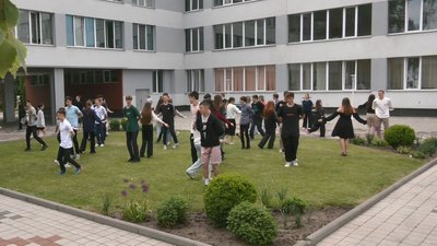 Танець як символ життя: в одній і черкаських гімназій репетирують шкільний вальс Танець як символ життя: в одній і черкаських гімназій репетирують шкільний вальс
