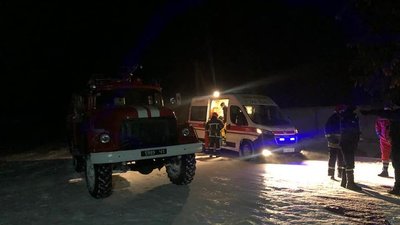 На Коломийщині рятувальники допомогли медикам дістатися на виклик до породіллі На Коломийщині рятувальники допомогли медикам дістатися на виклик до породіллі