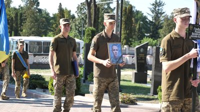 Церемонія прощання із воїном Романом Генвальдом Церемонія прощання із воїном Романом Генвальдом