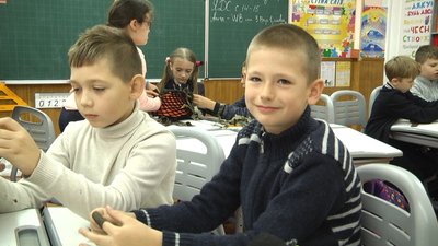 У Житомирі волонтерка вчить школярів плести маскувальні сітки на захисні шоломи військових У Житомирі волонтерка вчить школярів плести маскувальні сітки на захисні шоломи військових