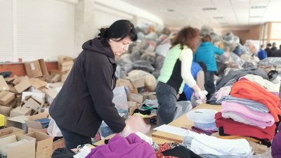 Одяг, засоби гігієни й іграшки: як допомагають переселенцям у волонтерському центрі в Луцьку
