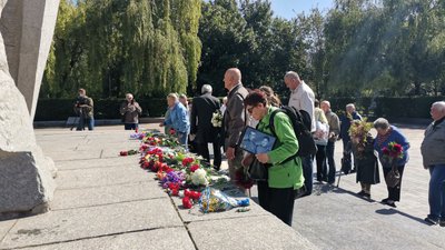 "Ми святкуємо, як і святкували": у Полтаві до Меморіалу Солдатської слави 9 травня несли квіти "Ми святкуємо, як і святкували": у Полтаві до Меморіалу Солдатської слави 9 травня несли квіти