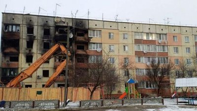 У Макарові почали відбудову 5-поверхівки, де через війну повністю вигорів під'їзд У Макарові почали відбудову 5-поверхівки, де через війну повністю вигорів під'їзд