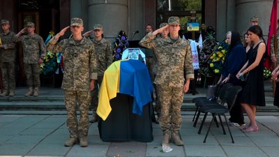 "Не знав, що буду хоронити героїв": в Одесі простилися із військовим, який звільняв Херсонщину "Не знав, що буду хоронити героїв": в Одесі простилися із військовим, який звільняв Херсонщину