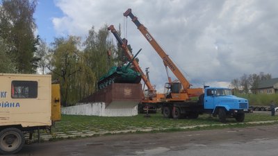 "Необхідно завершити процес дерусифікації". У Чернівецькій області демонтують танк