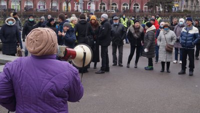 Біля міськради Дніпра пройшов мітинг проти підвищення тарифів Біля міськради Дніпра пройшов мітинг проти підвищення тарифів