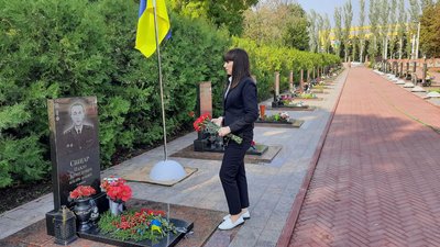 "Приходжу на могилу, щоб розповісти, як живемо". Кропивничанка розповіла про свою втрату на війні