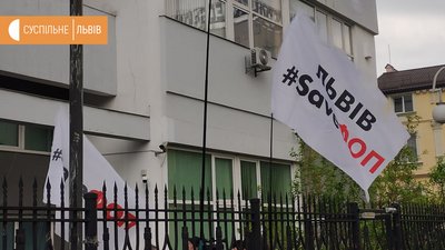Учасники акції скандують справедливість та право на працю Учасники акції скандують справедливість та право на працю