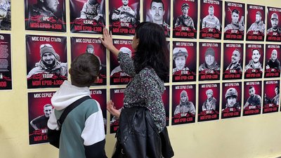 "Моє серце — сталь, моя кров — Азов": у Черкасах показали світлини полеглих бійців