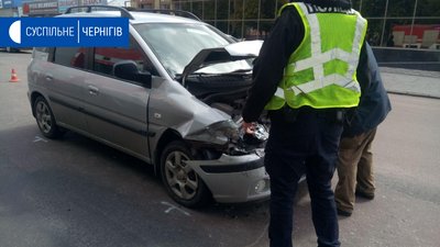 Аварія у Чернігові: після зіткнення «Москвич» перекинувся на дах Аварія у Чернігові: після зіткнення «Москвич» перекинувся на дах