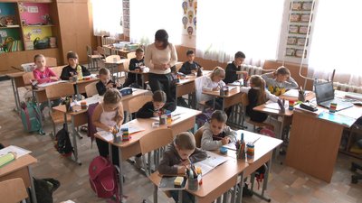 У рідній школі на дошці написано "23 лютого": як працюють вчителі-переселенці у Черкасах У рідній школі на дошці написано "23 лютого": як працюють вчителі-переселенці у Черкасах