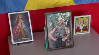У Херсоні відкрили виставку робіт матері, яка втратила сина на Сході України