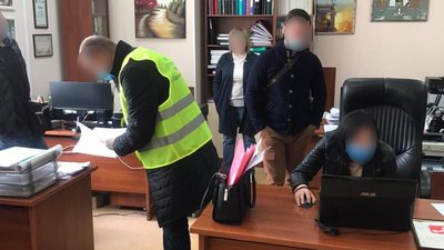 Підсвічування за 28 мільйонів гривень: поліція вилучили документи у Харківській міськраді Підсвічування за 28 мільйонів гривень: поліція вилучили документи у Харківській міськраді