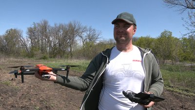 "Смуга до траси, немов поверхня Місяця": на Харківщині фермер дроном виявляє міни на полях "Смуга до траси, немов поверхня Місяця": на Харківщині фермер дроном виявляє міни на полях