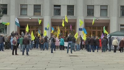 Учасники акції вимагали продовжити мораторій на продаж землі мінімум на рік Учасники акції вимагали продовжити мораторій на продаж землі мінімум на рік