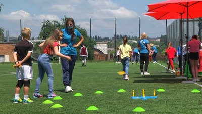 Тренерка Анастасія Яковець знайомить дітей з кільцекидом