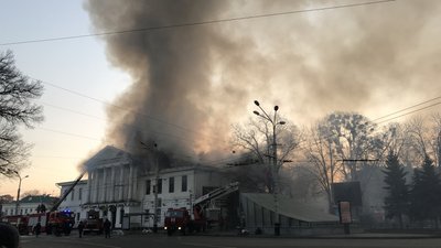 Горить будівля колишнього дворянського зібрання Горить будівля колишнього дворянського зібрання