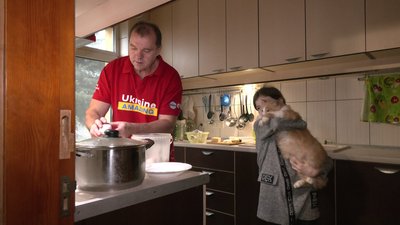 батько з донькою готують вечерю