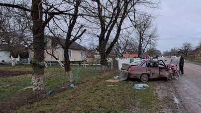 На Волині легковик врізався в дерево: травмувалося водій та пасажир 16 та 18 років На Волині легковик врізався в дерево: травмувалося водій та пасажир 16 та 18 років