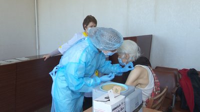 Дніпропетровщина: як проходить вакцинація від коронавірусу людей, старших за 65 років Дніпропетровщина: як проходить вакцинація від коронавірусу людей, старших за 65 років