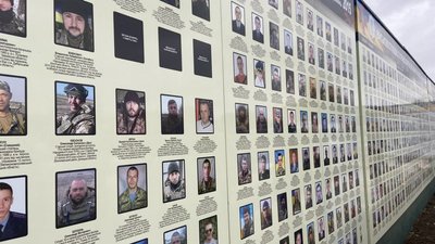 У Полтаві відкрили ще одну частину "Стіни пам'яті" з фото бійців, які загинули від 2016-го до цього року У Полтаві відкрили ще одну частину "Стіни пам'яті" з фото бійців, які загинули від 2016-го до цього року