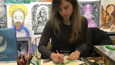 Лікують мистецтвом. У Франківську волонтери займаються арттерапією з переселенцями й місцевими Лікують мистецтвом. У Франківську волонтери займаються арттерапією з переселенцями й місцевими