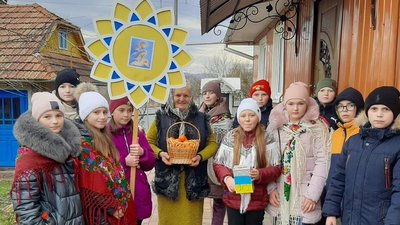 На Івано-Франківщині учні Уторопського ліцею заколядували 33 тис. грн для бійців-односельців На Івано-Франківщині учні Уторопського ліцею заколядували 33 тис. грн для бійців-односельців