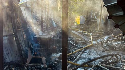 Згоріле подвір'я після удару російським дроном по Катеринівці Згоріле подвір'я після удару російським дроном по Катеринівці