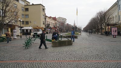 Новорічну ялинку почали встановлювати на центральній площі Мукачева