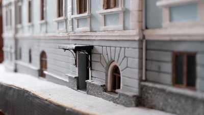 Чернівчанин виготовив мініатюрний макет ратуші