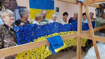 Прапор із синьо-жовтих стрічок сплели черкаські волонтери для бійців на сході Прапор із синьо-жовтих стрічок сплели черкаські волонтери для бійців на сході